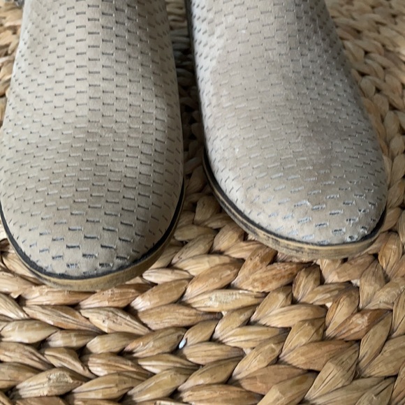 Lucky Brand tan suede ankle bootie - size 9 - Picture 6 of 9